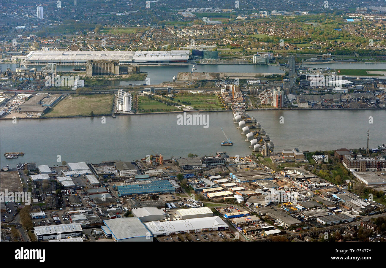 Vista aerea del centro Excel, luogo di sollevamento pesi e Wrestling durante le Olimpiadi di Londra del 2012, e Thames Barrier, Londra Foto Stock
