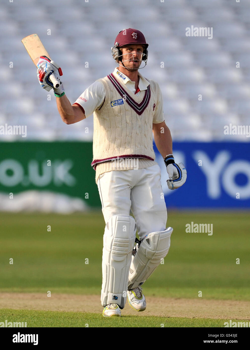 Nick Compton del Somerset celebra il raggiungimento del suo doppio centaury durante la partita del campionato della contea di LV a Trent Bridge, Nottingham. Foto Stock