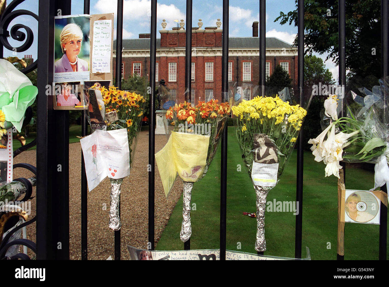 I messaggi sono rimasti alle porte di Kensington Palace a Londra prima del terzo anniversario della morte di Diana, principessa del Galles. Il principe William, figlio di 18 anni di Diana, sarà lontano da casa nell'ultima tappa del suo gap-year tra scuola e università. * e il principe Harry, che ha 16 anni in due settimane, sarà con suo padre, il principe di Galles, a Balmoral, la proprietà privata della Regina negli altopiani scozzesi. Foto Stock