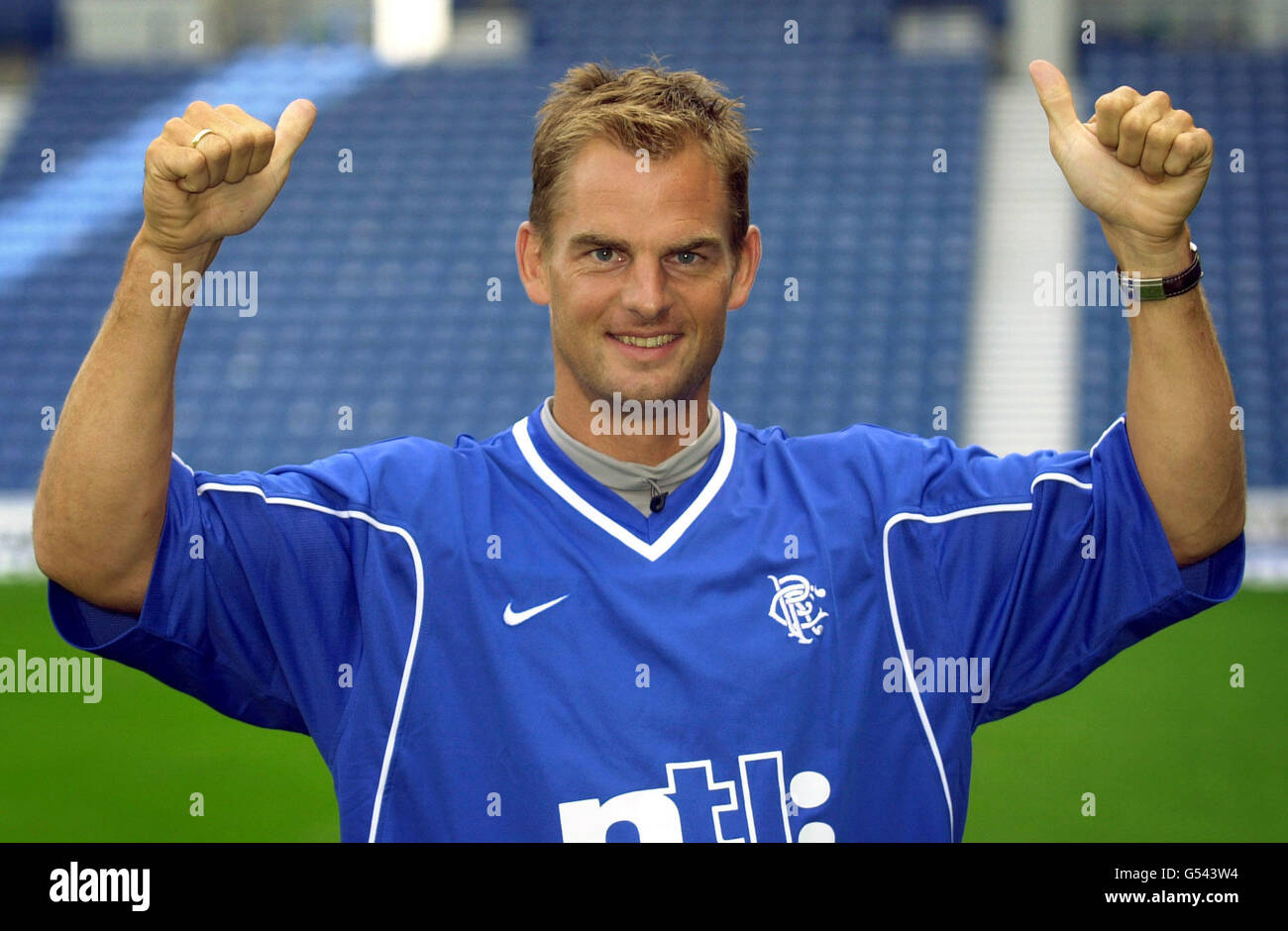 Il calciatore olandese Ronald de Boer appare in una maglietta Rangers per i media allo stadio Ibrox di Glasgow, dove si sta svolgendo l'ultima documentazione necessaria per il suo trasferimento a Rangers. Rangers ha confermato che la mossa di De Boer a Ibrox è del 99% . *... De Boer ha completato il suo medico prima di volare per incontrare la squadra nazionale olandese, in anticipo rispetto alla Coppa del mondo di qualificazione con la Repubblica d'Irlanda. 24/12/02: La polizia stava indagando dopo che i ladri si sono rotti nella sua sede e rubato la sua automobile ad alte prestazioni. L'incidente è accaduto nelle prime ore del mattino come il calciatore ha dormito, e il Foto Stock