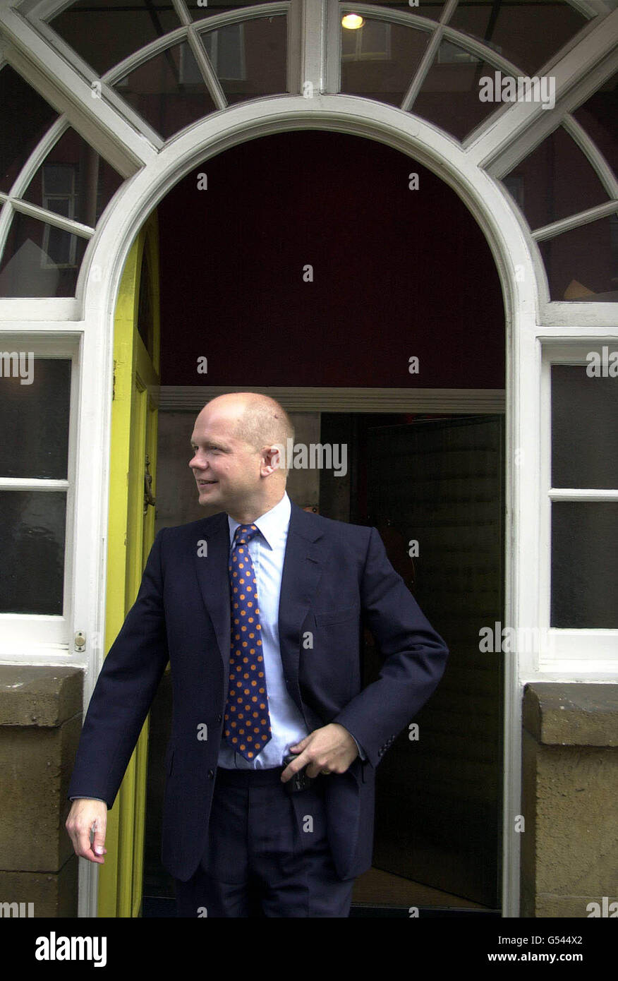 Il leader del Partito conservatore William Hague si trova fuori dagli uffici di Yellow M, la sua nuova società di pubbliche relazioni. L'Aia ha fatto una visita in volo ai suoi uffici a Newcastle upon Tyne per incontrare il popolo, che sarà responsabile per la forgiatura di una nuova immagine pubblica per lui. *... Il Partito conservatore ha firmato un contratto con Yellow M e l'Aia ha detto che era la prima volta che era stato nella sua sede centrale. Foto Stock