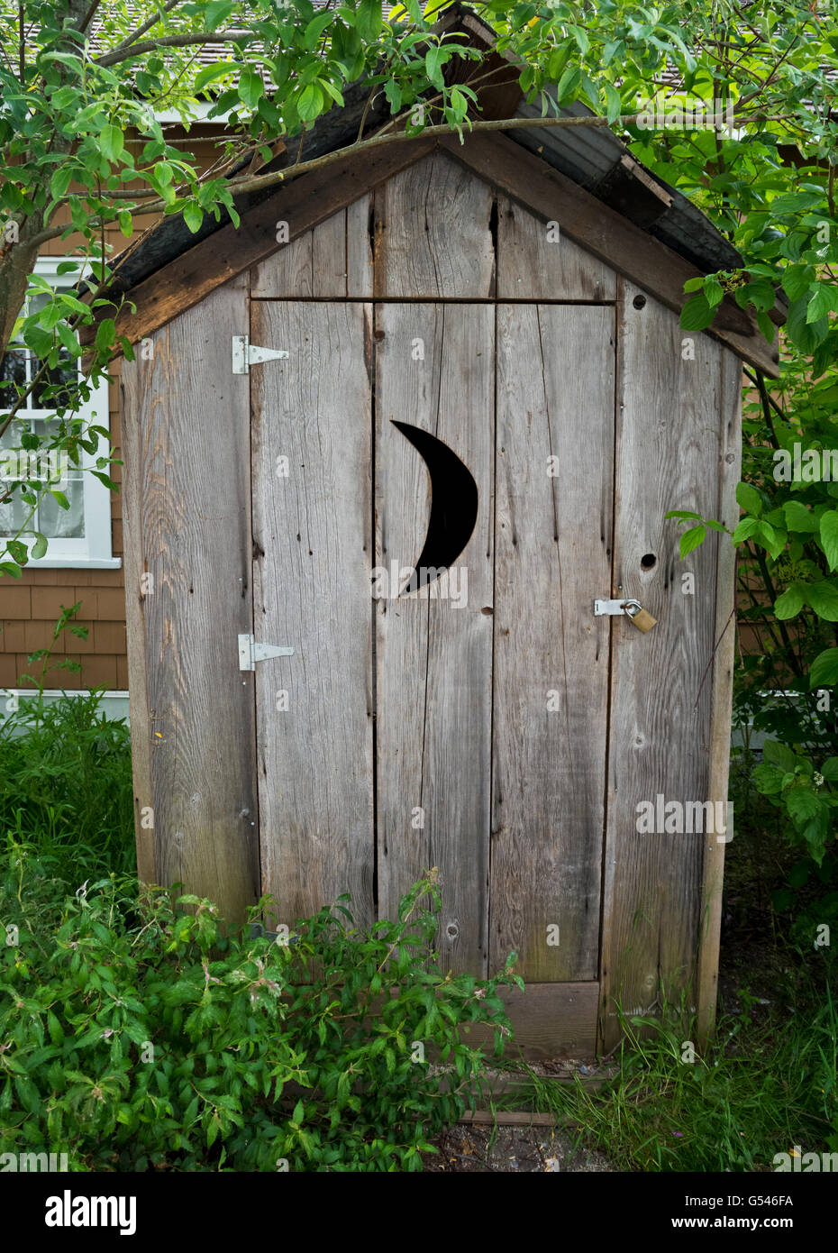 Dipendenza di legno con luna foro sagomato in porta. Come si vede al Britannia Cantieri Navali National Historic Site. Foto Stock