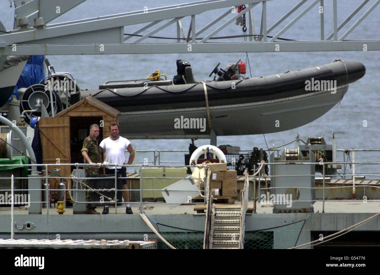 Scene del ponte sul Royal Fleet Auxiliary Sir Percivale nel porto di Freetown, Sierra Leone, dove tutti gli ostaggi britannici, e un funzionario del governo della Sierra Leone è stato portato dopo essere stato liberato earlierin un'operazione militare. * i soldati del reggimento reale irlandese furono catturati dal West Side Boy il 25 agosto. Foto Stock