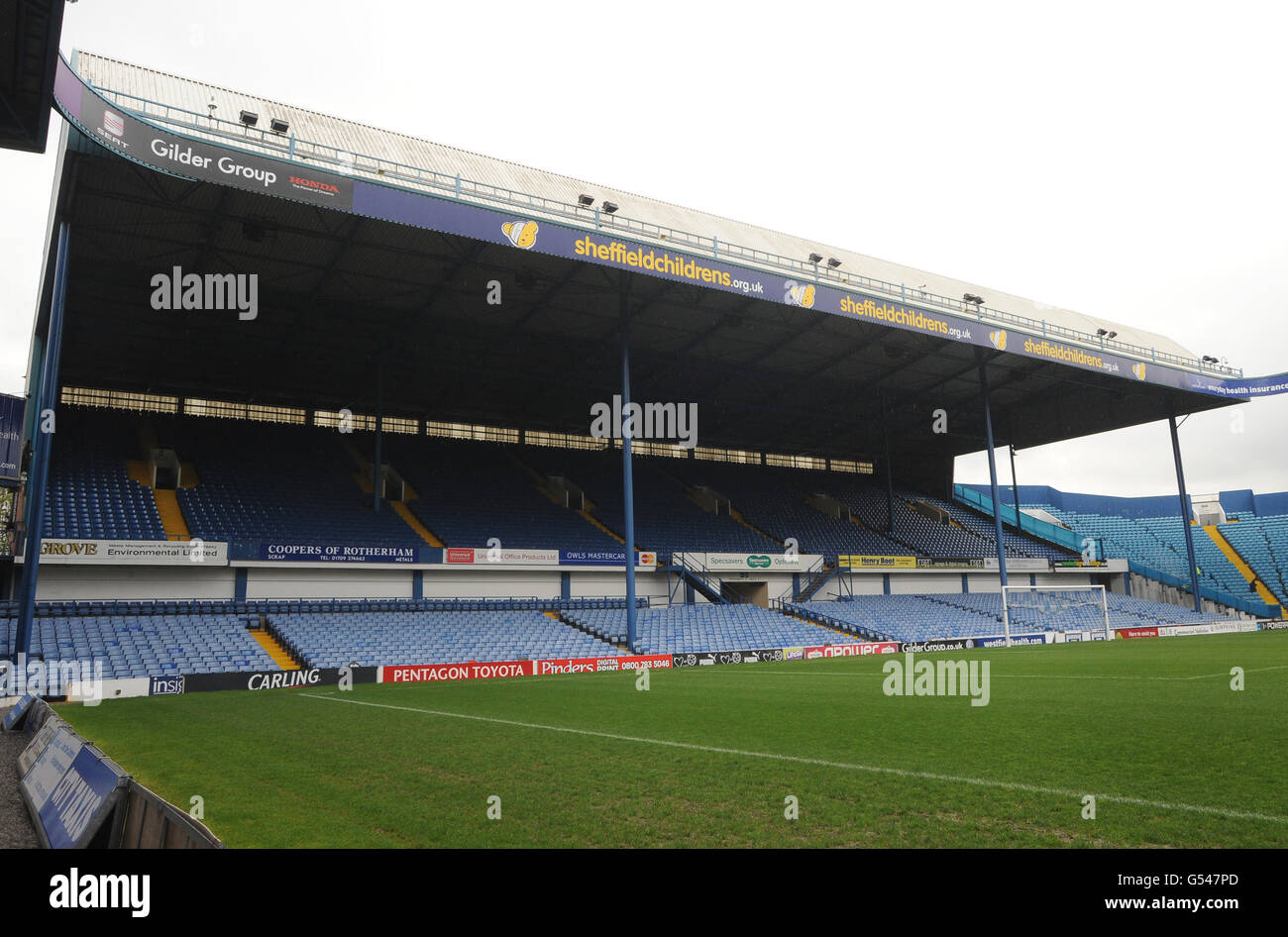 Una vista generale che mostra lo stand Leppings Lane (ovest) presso il campo da calcio di Hillsborough, Sheffield. Foto Stock