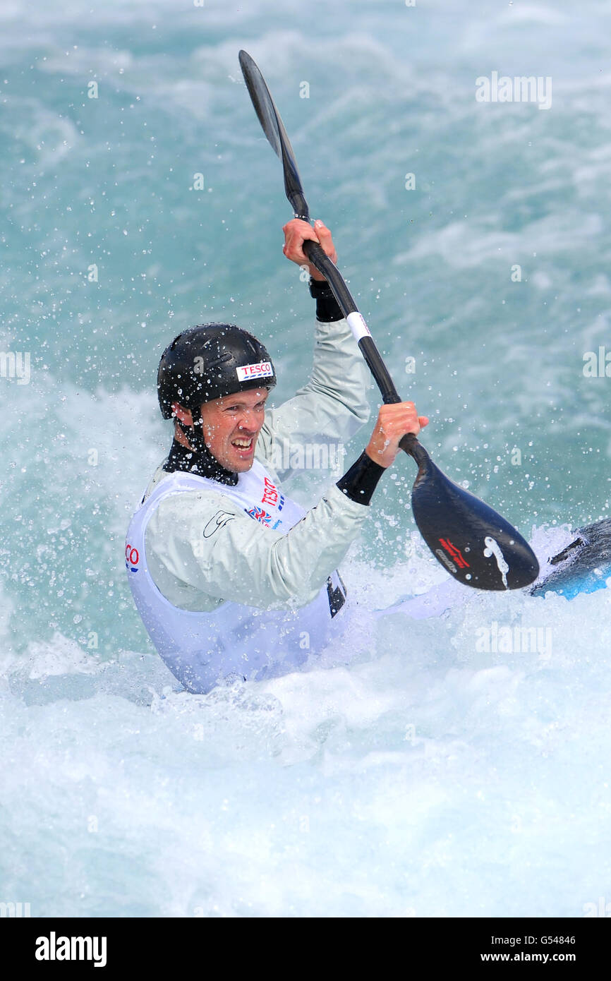 Canoa - Tesco Canoe Slalom 2012 Selection Trials - Day Three - Lee Valley White Water Center. Campbell Walsh, CR Cats Foto Stock