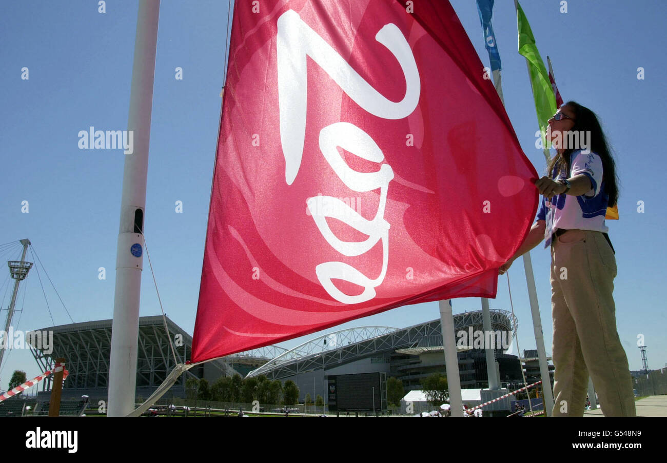Bandiere di preparazione olimpica. Le bandiere che si affacciano sullo Stadio Olimpico di Homebush Bay, Sydney, sono controllate, prima dell'inizio dei Giochi Olimpici del 2000. Foto Stock