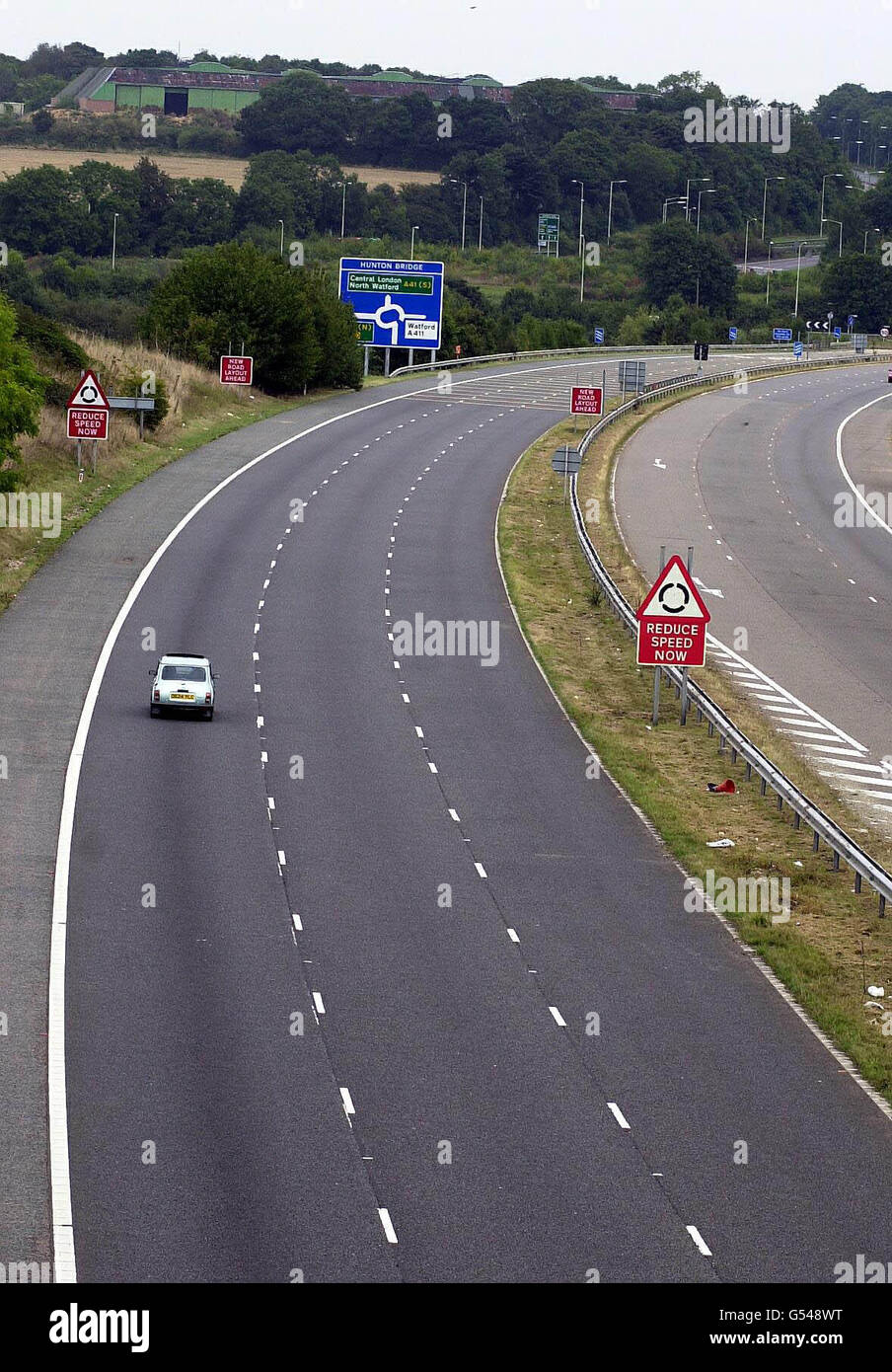 Autostrada M25 per la discarica del carburante. La rara vista di una strada di collegamento M25 praticamente deserta per Watford, mentre la scarsità di carburante a livello nazionale continua. Foto Stock