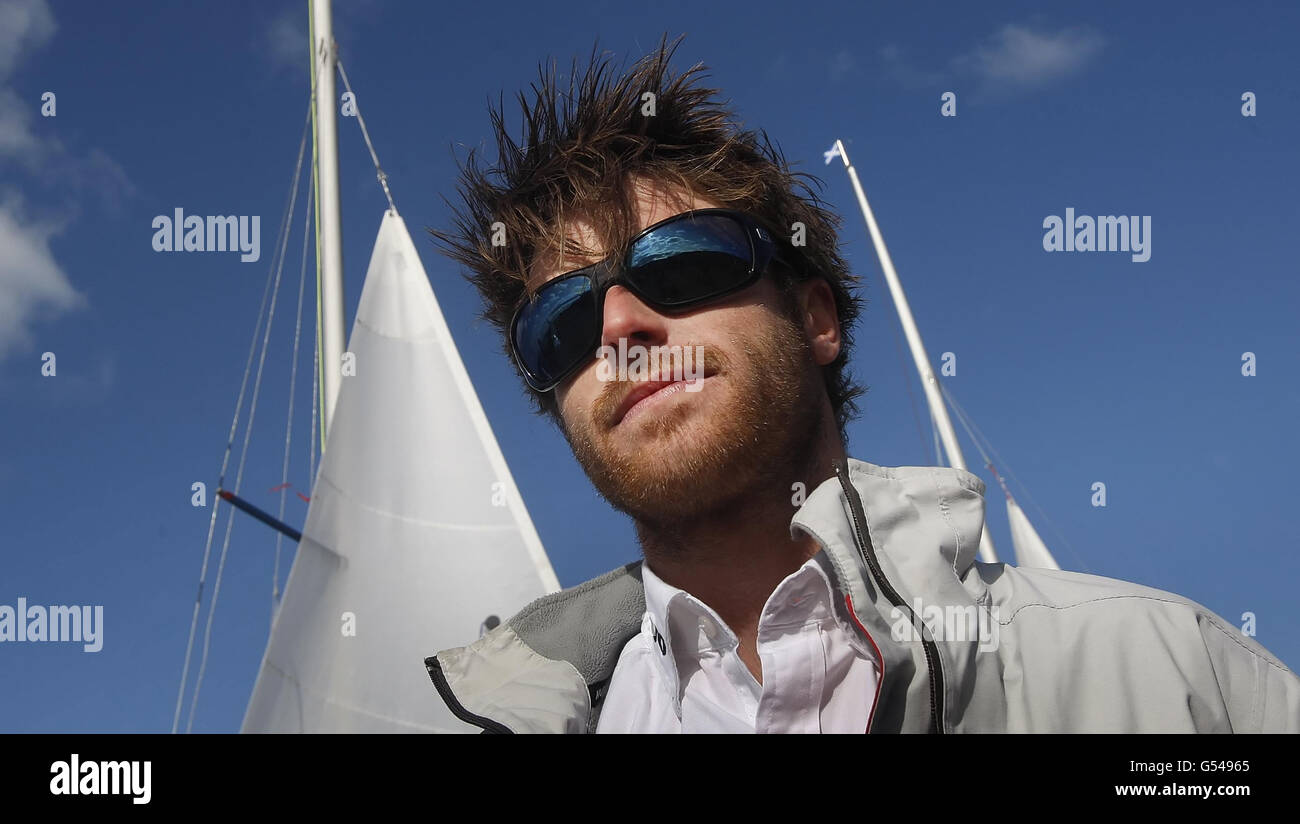 Luke Patience, selezionato per il Team GB nelle Olimpiadi del 2012 durante il lancio ufficiale dei Campionati europei del 470 nel canale di Largs al largo della Scozia. Foto Stock