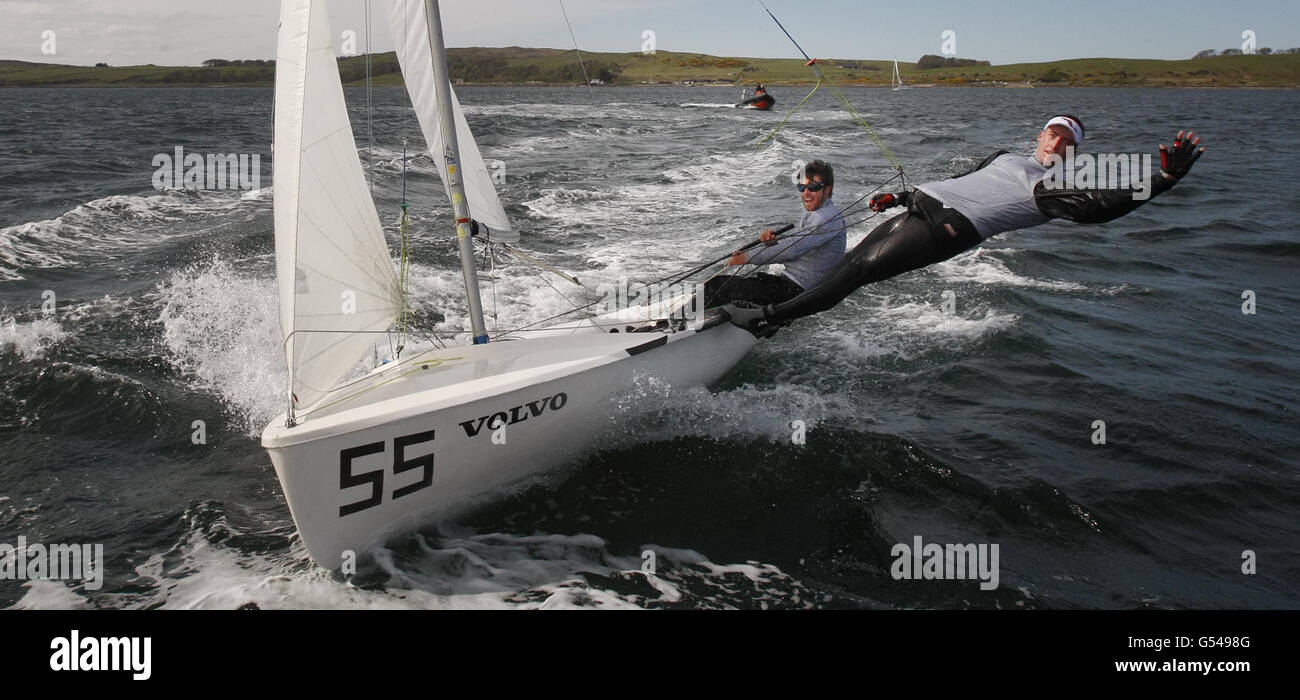 Luke Patience che è stato selezionato per il Team GB nelle Olimpiadi del 2012 e David Kholer (a destra) durante il lancio ufficiale dei Campionati europei 470 nel canale Largs fuori Scozia. Foto Stock