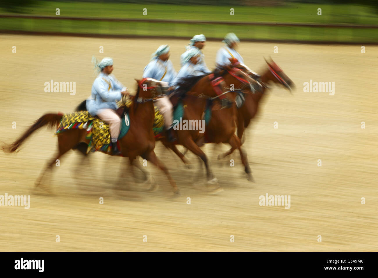 I membri del Royal Cavalry Oman esercitano i loro cavalli arabi al Windsor Home Park prima del Queen's Diamond Jubilee Pageant che inizia il 10 maggio. Foto Stock