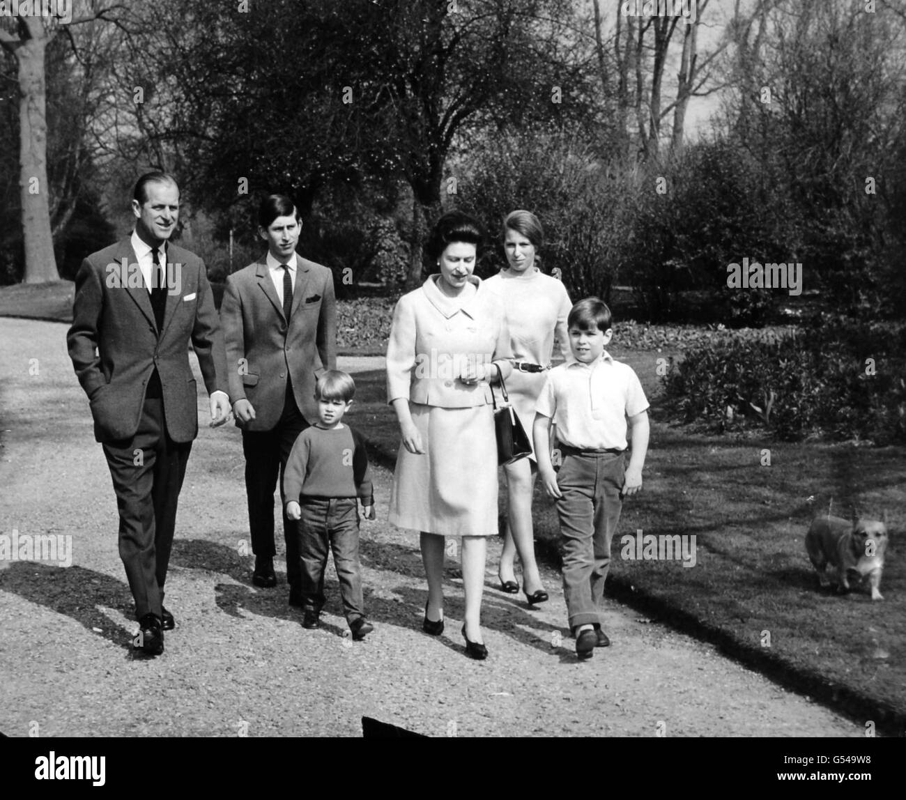 La famiglia reale nei terreni della Frogmore House, Windsor. Da sinistra: Il Duca di Edimburgo, il Principe Carlo, il Principe Edoardo, la Regina Elisabetta II, la Principessa Anna, E il principe Andrea. Foto Stock