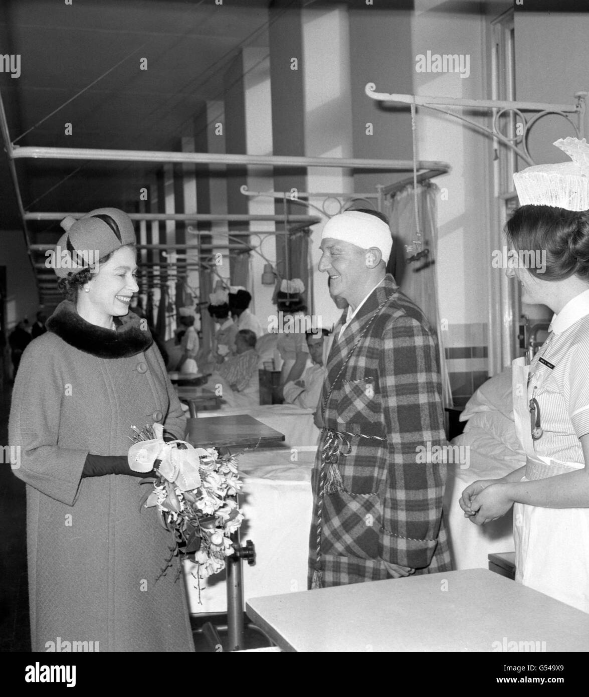 La regina Elisabetta II incontrò Robert Gibson durante una visita al St. Thomas' Hospital di Londra. Foto Stock
