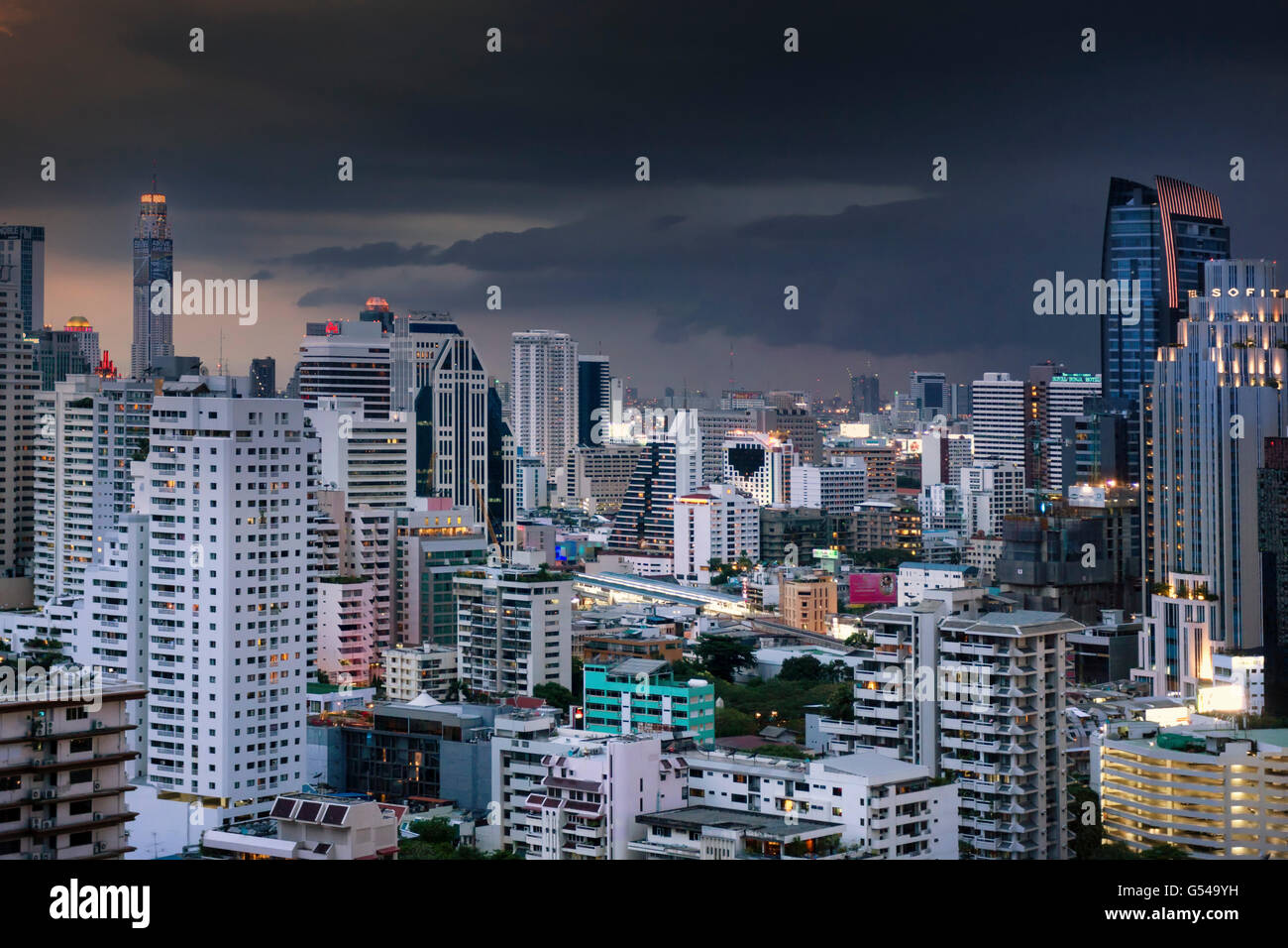 Lo Skyline di Bangkok con pesanti nuvole monsoniche Foto Stock