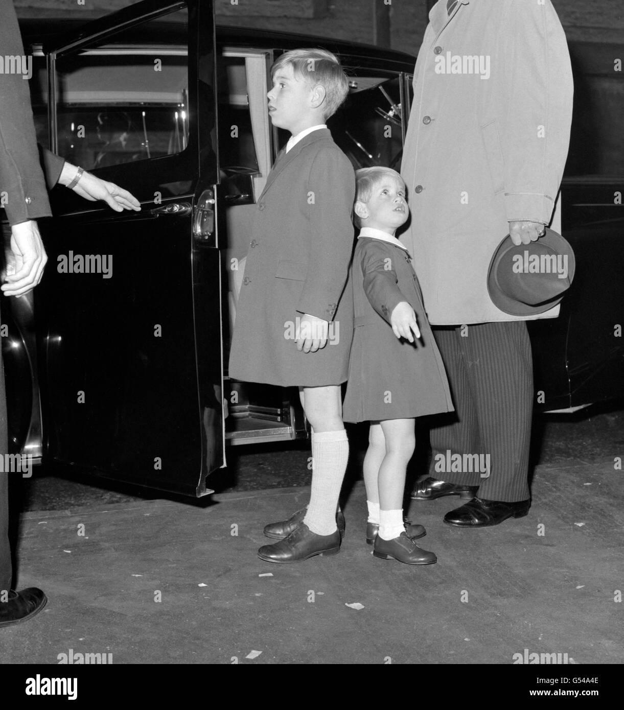 Il principe Andrew e il principe Edoardo (r) aspettano alla stazione di King's Cross, Londra, prima di salire a bordo di un treno per Balmoral. Foto Stock