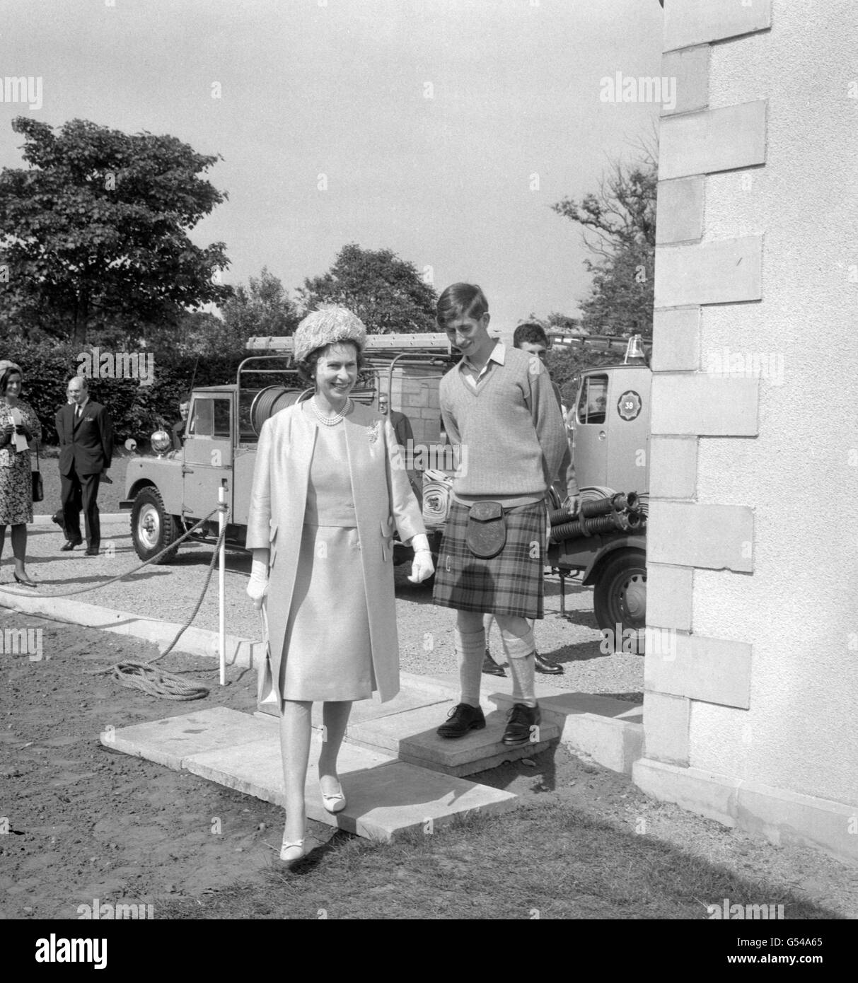 La Regina Elisabetta II, alla scuola di Gordonstoun, apre il nuovo centro sportivo. Dietro la regina c'è il principe Carlo, capo ragazzo della scuola. Foto Stock