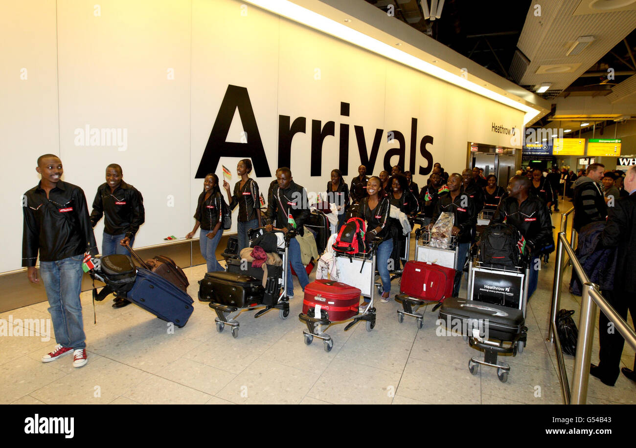 Il Coro da Camera di Nairobi, che si trova nel Regno Unito per esibirsi prima della Regina al suo Diamond Jubilee Pageant la prossima settimana, tratta i passeggeri ignari di un canto unico quando arrivano al Terminal 4 di Heathrow. Foto Stock