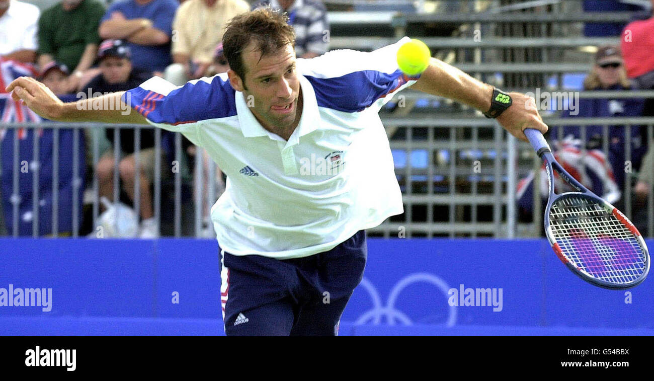 Il tennista britannico Greg Rusedski in azione contro Arnaud Clement di Francia nella loro prima partita di tennis maschile Singles, ai Giochi Olimpici 2000 di Sydney, Australia. Clement sconfisse Rusedski 6/2 6/3. Foto Stock