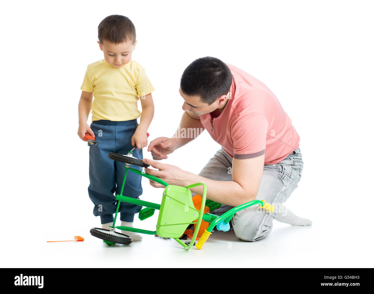 Padre e figlio che fissa bike Foto Stock