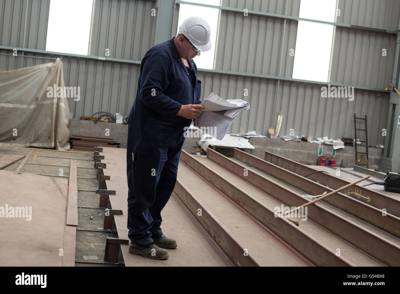 Scene di costruzione navale all'interno di Ferguson Cantiere Marine, in Port Glasgow, Scozia Foto Stock