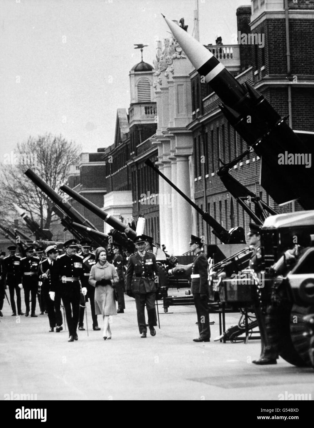 Royalty - Queen Elizabeth II - Royal Artillery, Woolwich Foto Stock