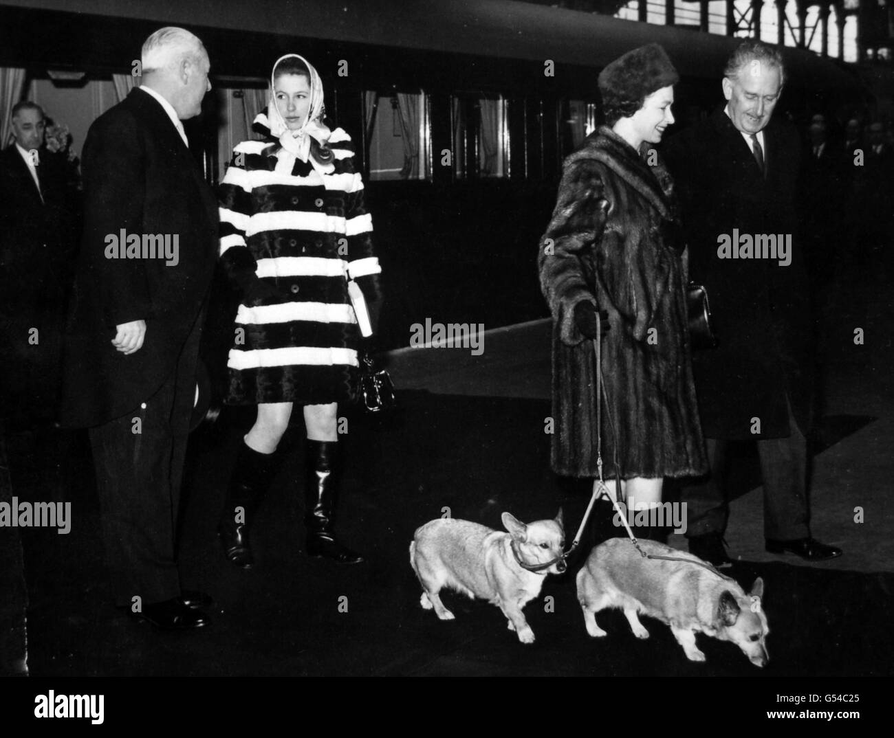 *scansione a bassa risoluzione da stampa, alta risoluzione disponibile su richiesta* Queen Elizabeth II e Princess Anne alla stazione di Liverpool Street, Londra Foto Stock