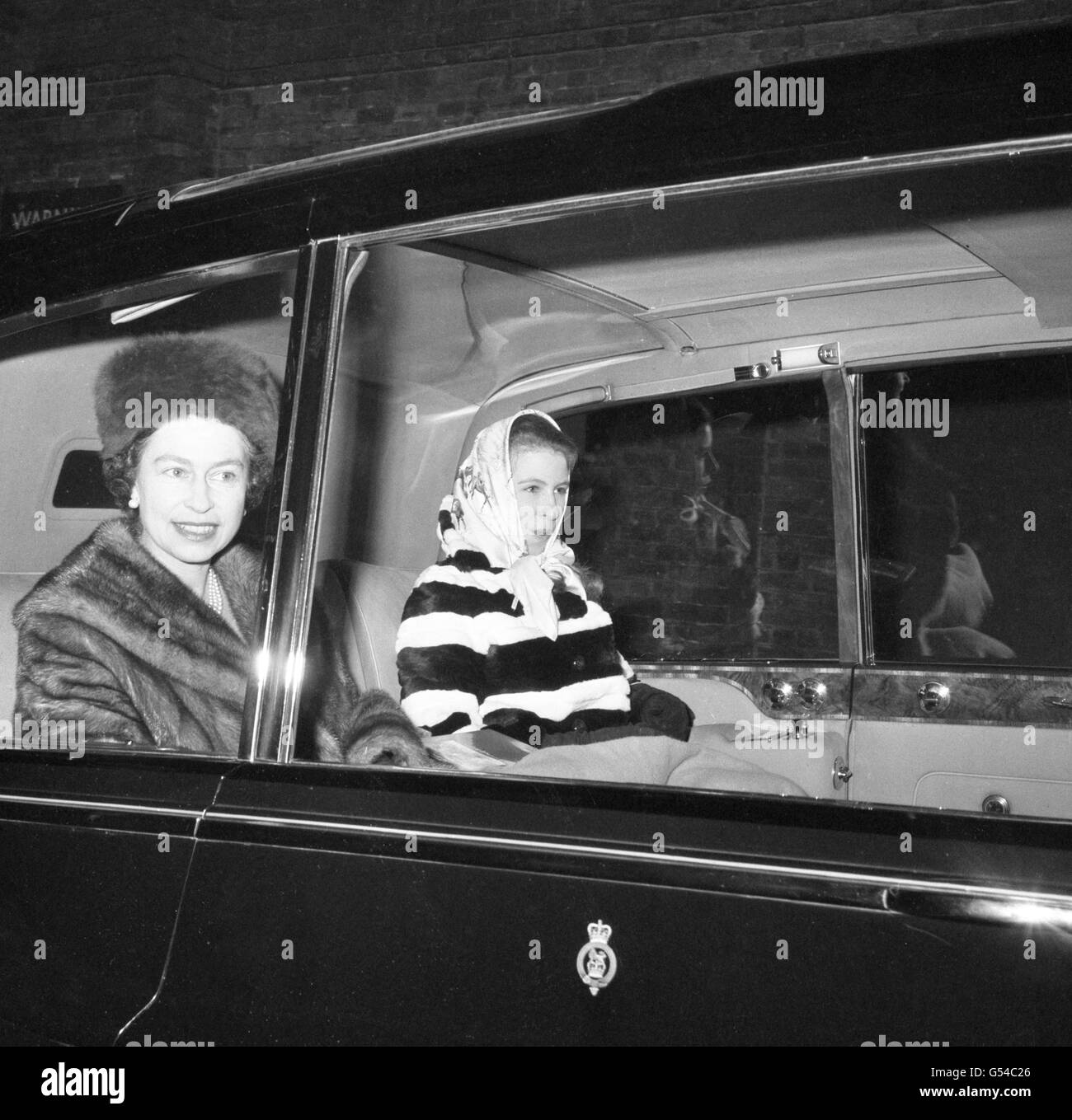 Royalty - la regina Elisabetta II e la Principessa Anna - Stazione di Liverpool Street, Londra Foto Stock