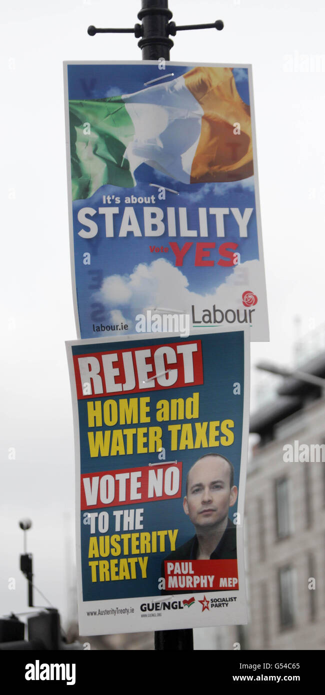 A Dublino si vedono manifesti Sì e No per il referendum sul Trattato di stabilità. Foto Stock