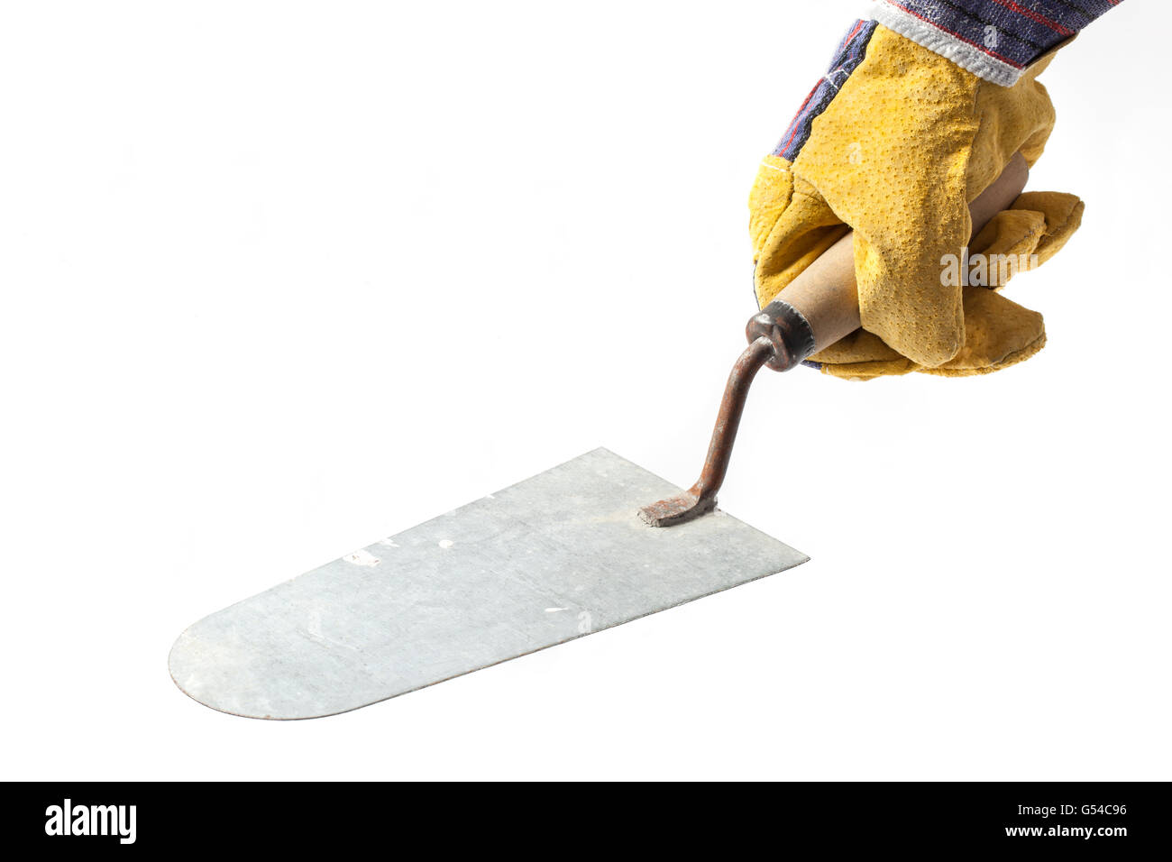 Mano di un lavoratore nel guanto di protezione con una cazzuola su sfondo bianco. Foto Stock