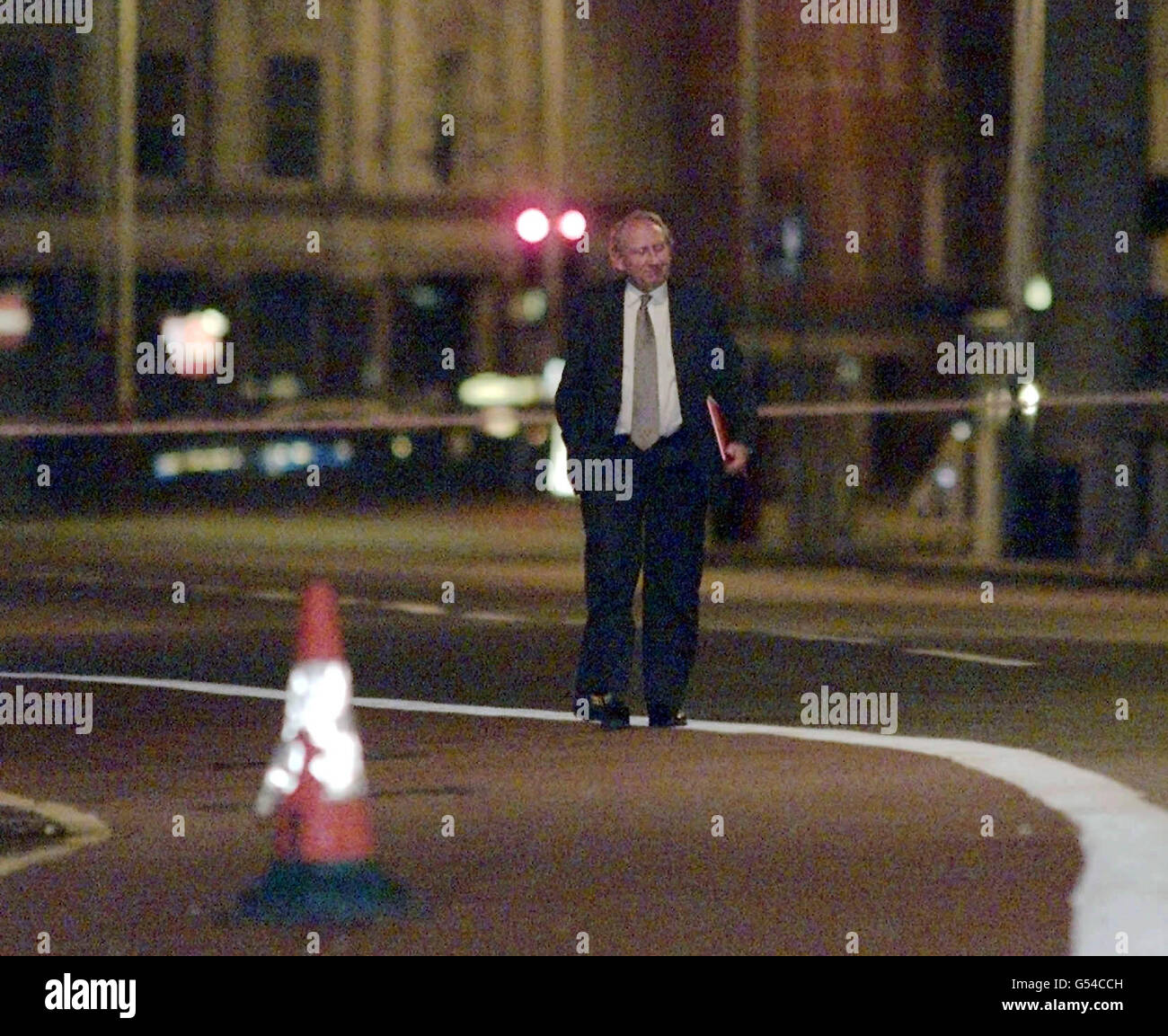 Il vice commissario Allan Fry, che guida il ramo antiterrorismo di Scotland Yard, si avvicina ai giornalisti in attesa di Albert Embankment a Londra. L'esplosione che ha scosso il quartier generale del MI6 ha portato i timori di una nuova ondata di attacchi repubblicani. *... sulla terraferma. La polizia antiterrorismo ha lanciato una sonda su vasta scala dopo l'esplosione nel cuore del servizio di intelligence estera britannico a Londra. Foto Stock