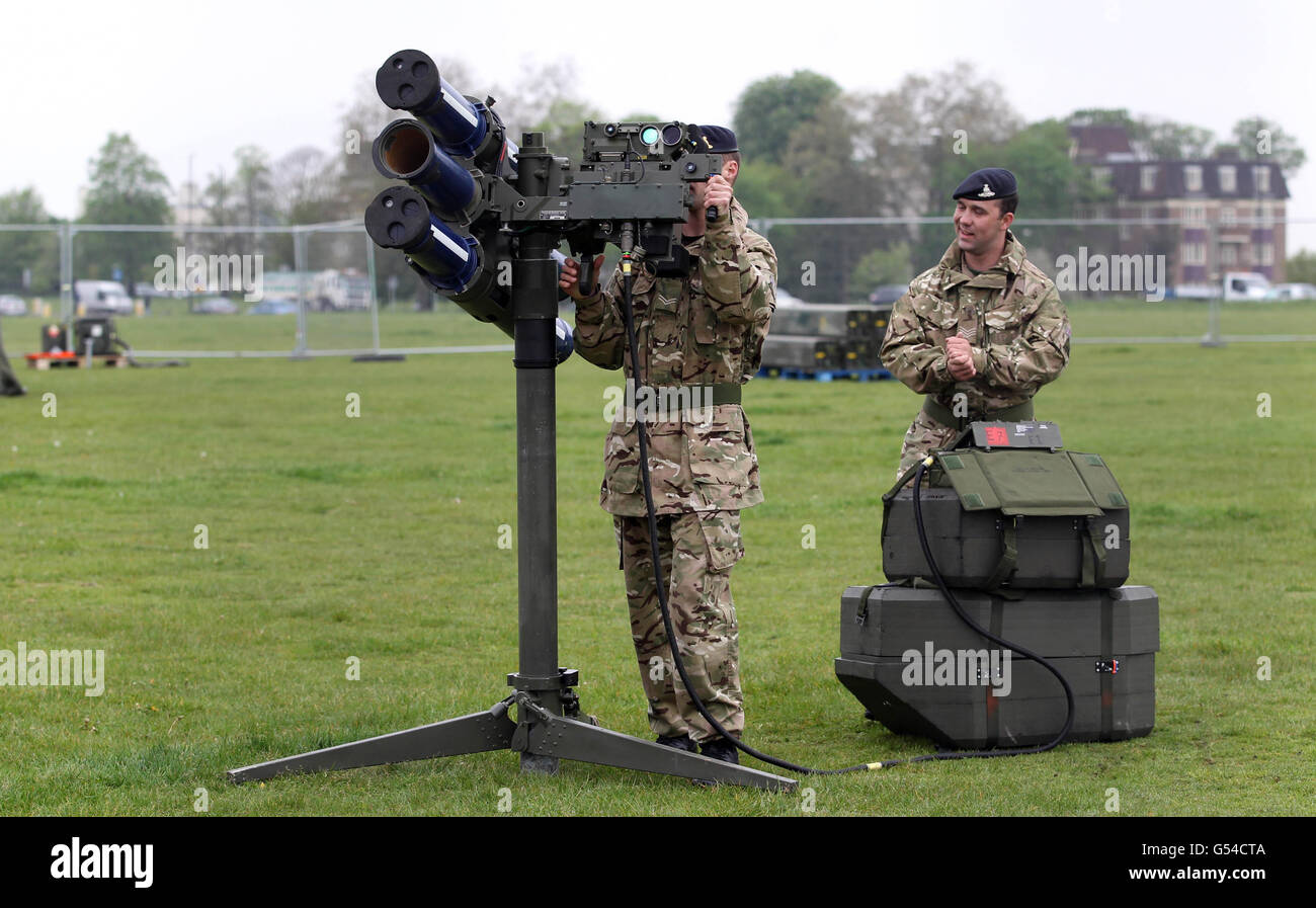 Un membro della Royal Artillery mira al sistema missilistico Starcreak High Velocity, parte dei sistemi di difesa aerea a terra che possono essere utilizzati durante le Olimpiadi, a Blackheath, Londra, prima di un esercizio di formazione destinato a testare le procedure militari prima del periodo olimpico. Foto Stock