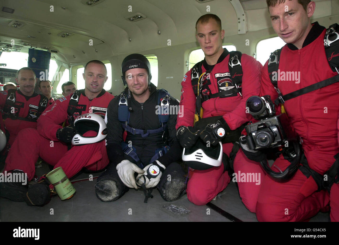 Il doppio amputato Alastair Hodgson (tuta dardo) si unisce al team Army Red Devils Display prima di completare un salto in freefall a Langer Airfield, Nottinghamshire. Hodgson, 29 anni da Nottingham, perse entrambe le gambe in un'esplosione di bombe mentre serviva in Irlanda del Nord. * e diventa il primo amputato doppio della Gran Bretagna a fare un salto accelerato di paracadute caduta libera quando si è levato a 14.000 piedi da un aereo. Foto Stock