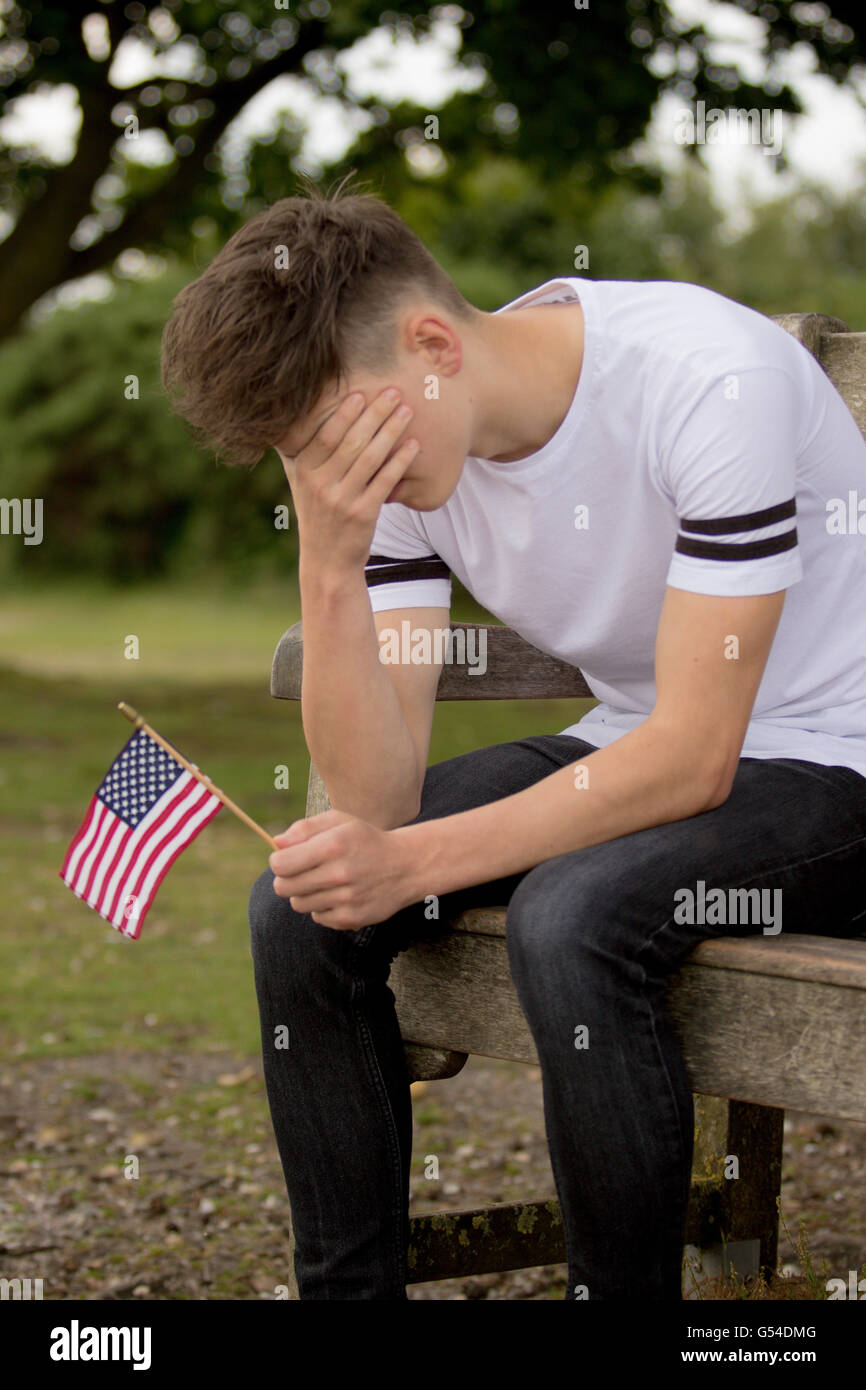 Premuto ragazzo adolescente con United States Flag Foto Stock