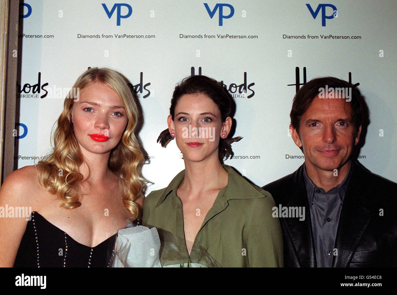 L-R: Modello Jodie Kidd (indossando un abito da sera devoto con 2000 diamanti, da gioiellieri Van Petersen), stilista Maria Grachvogel e designer Eric Van Peterson ad Harrods, durante la London Fashion Week. Foto Stock