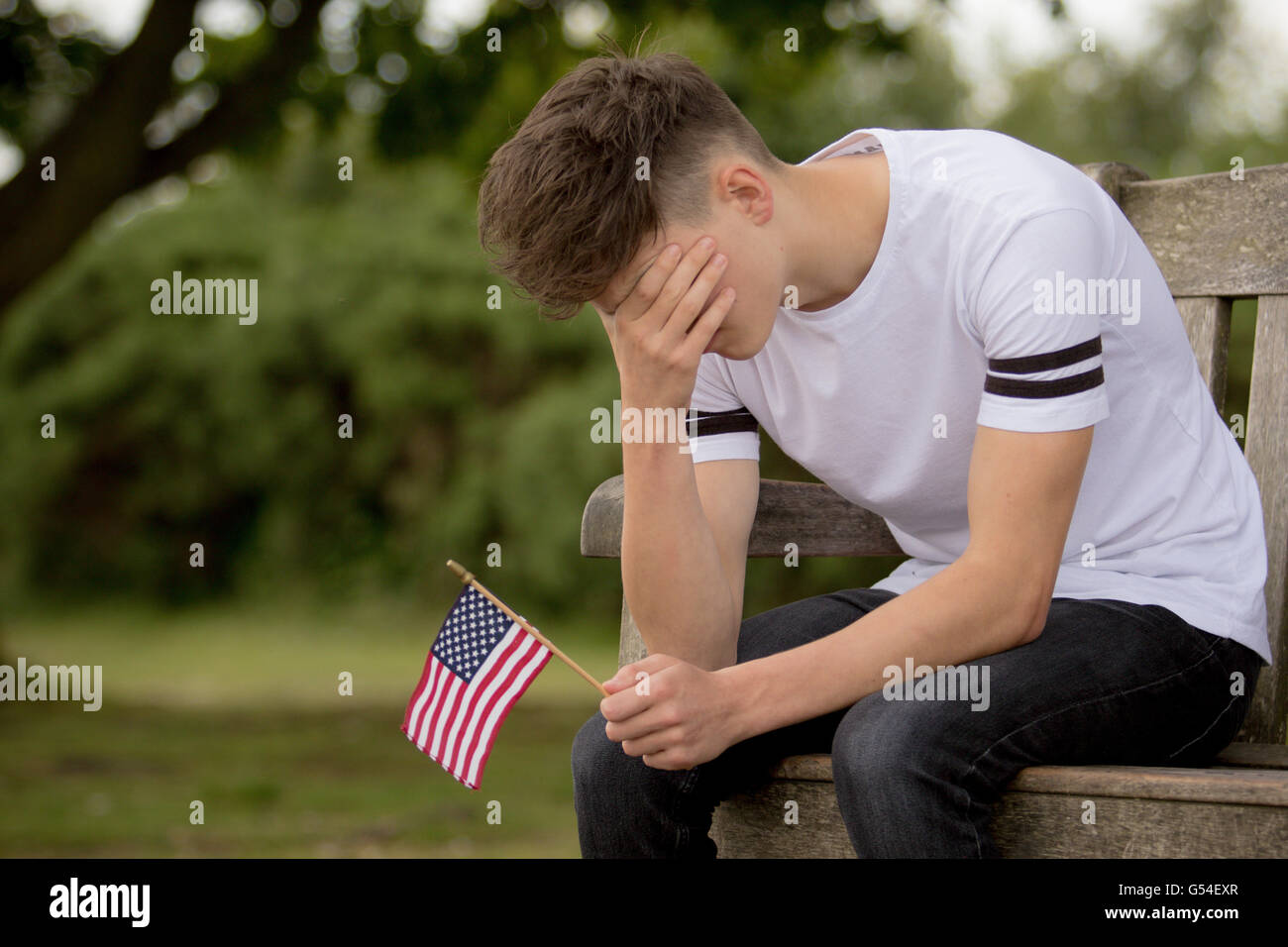 Premuto ragazzo adolescente con United States Flag Foto Stock