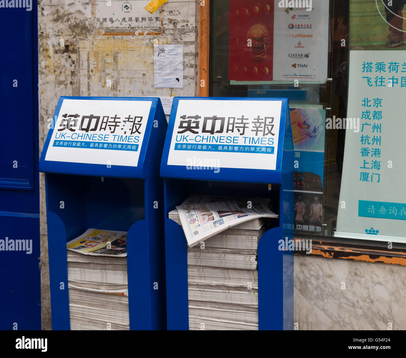 Londra, Inghilterra - Ottobre 19, 2015: Stand con free UK china times news carte nella Chinatown di Londra, situato nel quartiere di Soho distric Foto Stock