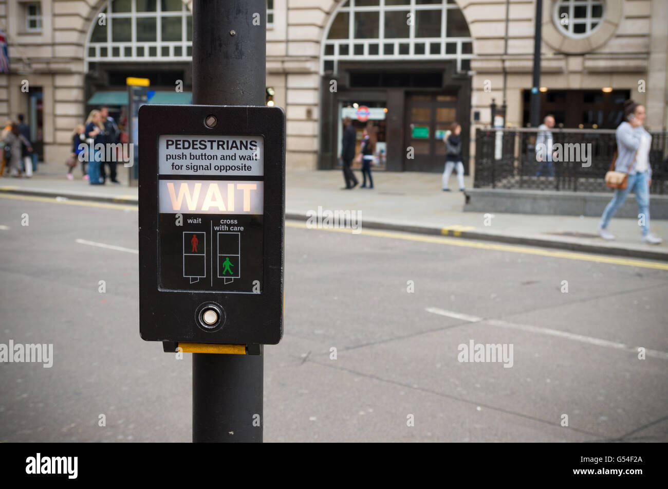 Pulsante modalità pedonale dicendo attendere a Londra in Inghilterra Foto Stock