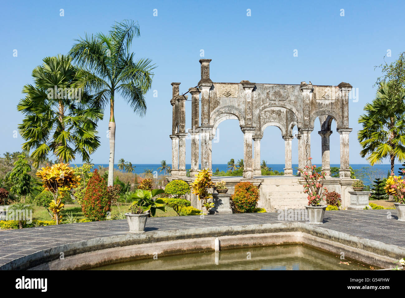 Indonesia, Bali, Karangasem, vista dal castello d'acqua di mare, il castello d'acqua Abang sul mare nella regione di Karangasem Foto Stock