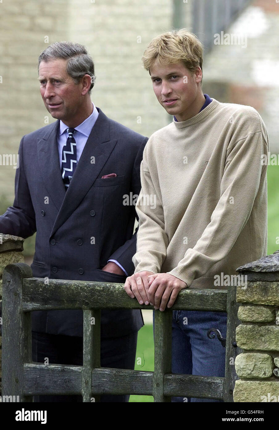 Il principe Guglielmo con suo padre il principe Carlo nei giardini della  casa di suo padre Highgrove, vicino a Tetbury in Gloucestershire. William  ha rivelato che si unirà a una spedizione in