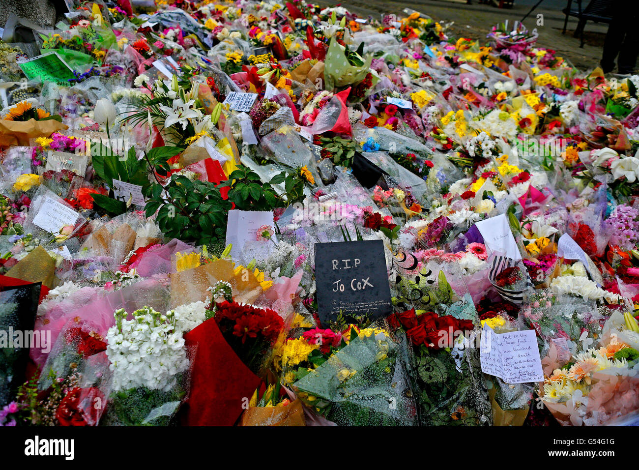 Un mare di fiori posti in corrispondenza di un memoriale in Birstall, dopo il lavoro MP Jo Cox è stato girato e pugnalato a morte in strada al di fuori del suo collegio consigli chirurgia. Foto Stock