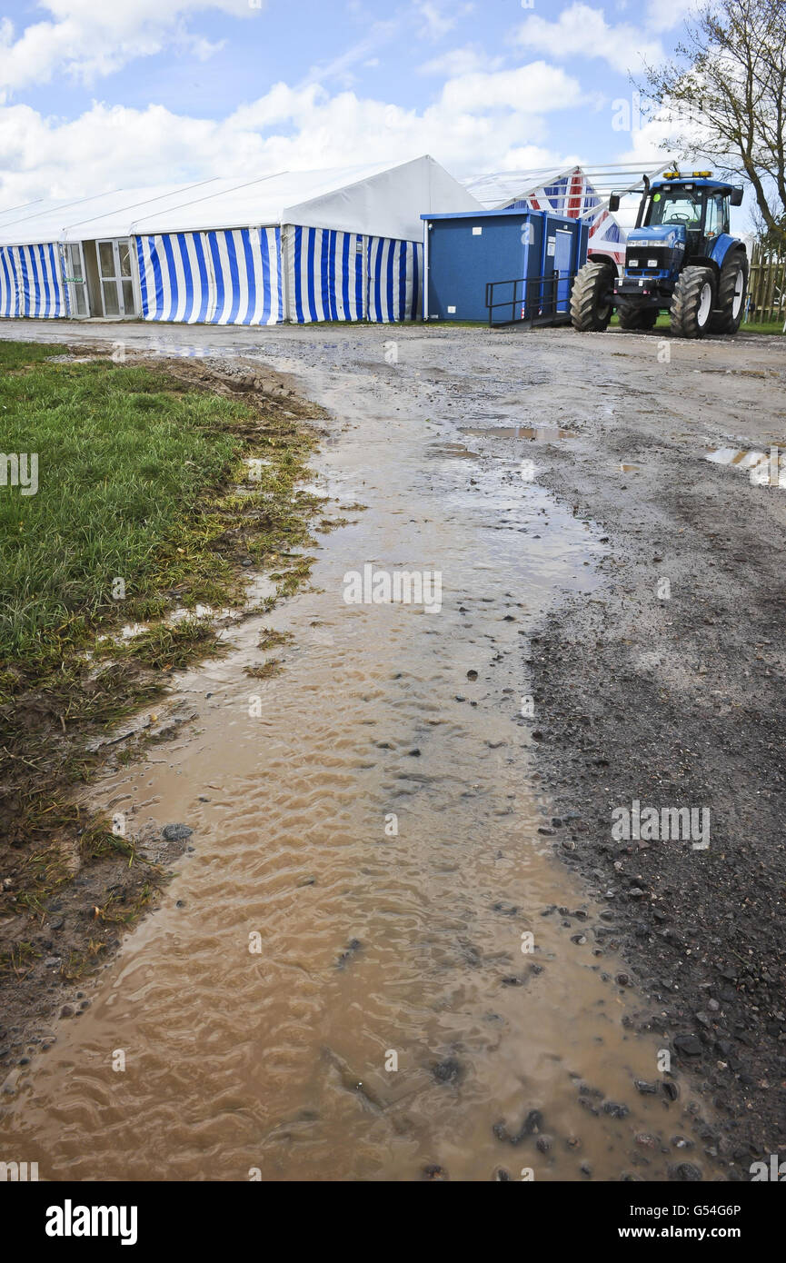 Una vista generale dell'acqua che scorre su una strada all'interno delle prove ippiche di Badminton, in quanto le prove vengono annullate a causa del maltempo. Foto Stock