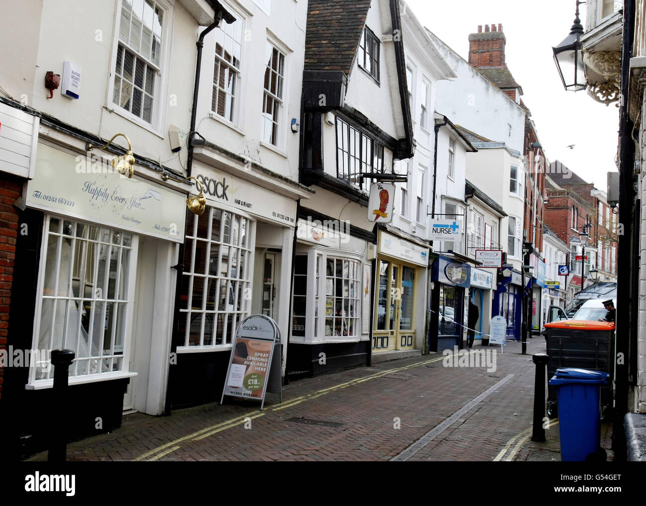 Esack Hair and Beauty in High Street, Ashford, Kent, come ex ufficiale di polizia è in stato di arresto per il sospetto di assassinio di sua moglie parrucchiere che è stato pugnalato a morte oggi nei suoi negozi. Foto Stock