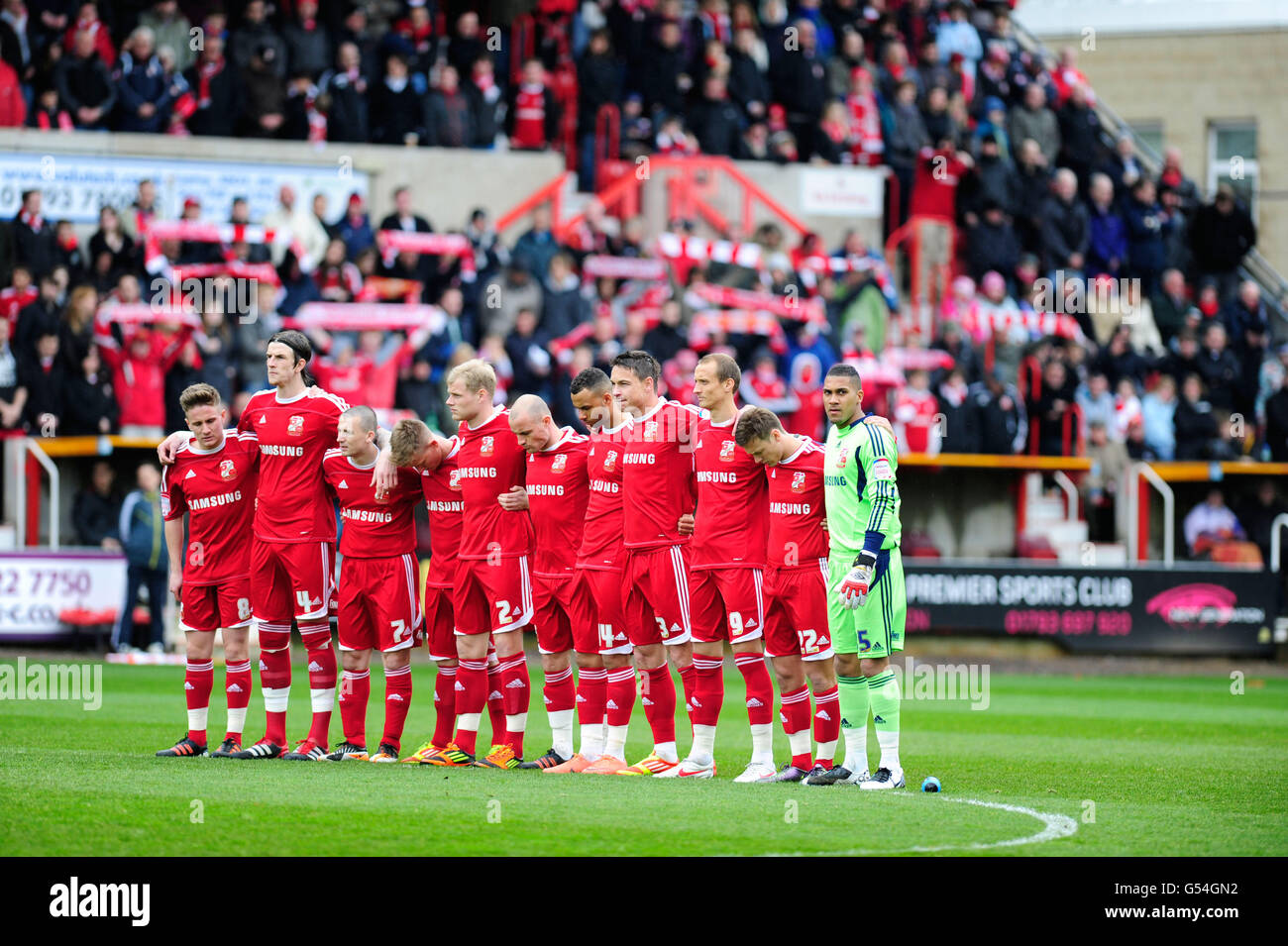 I giocatori di Swindon Town durante il silenzio di un minuto per ricordare i fan che sono passati via durante la stagione 2011/12. Foto Stock