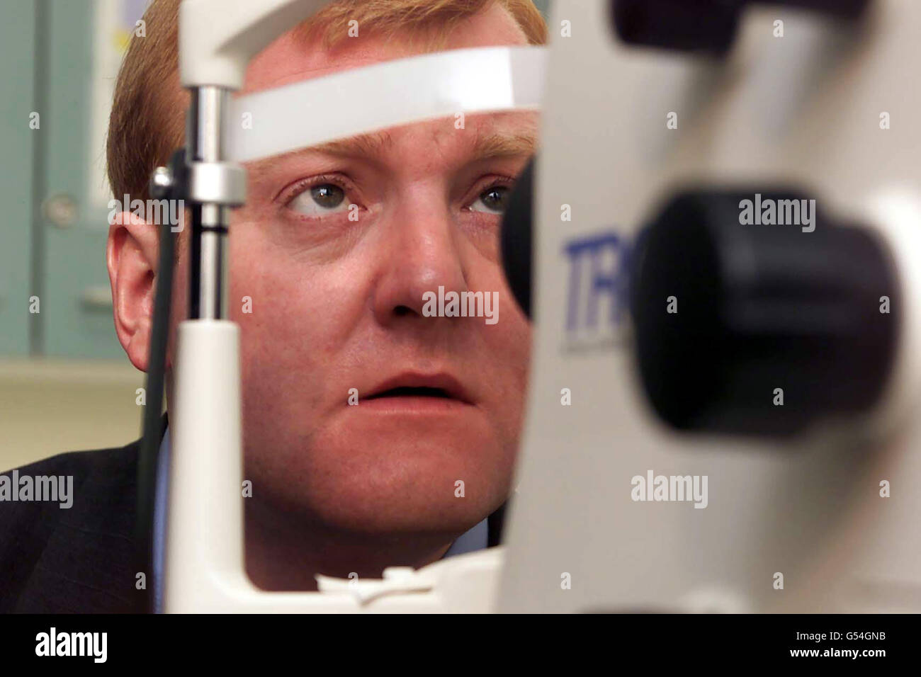 Il leader liberaldemocratico Charles Kennedy MP prova uno scanner retinico al centro di optalmologia del Royal Bournemouth Hospital, il terzo giorno della conferenza annuale dei liberaldemocratici a Bournemouth. Foto Stock