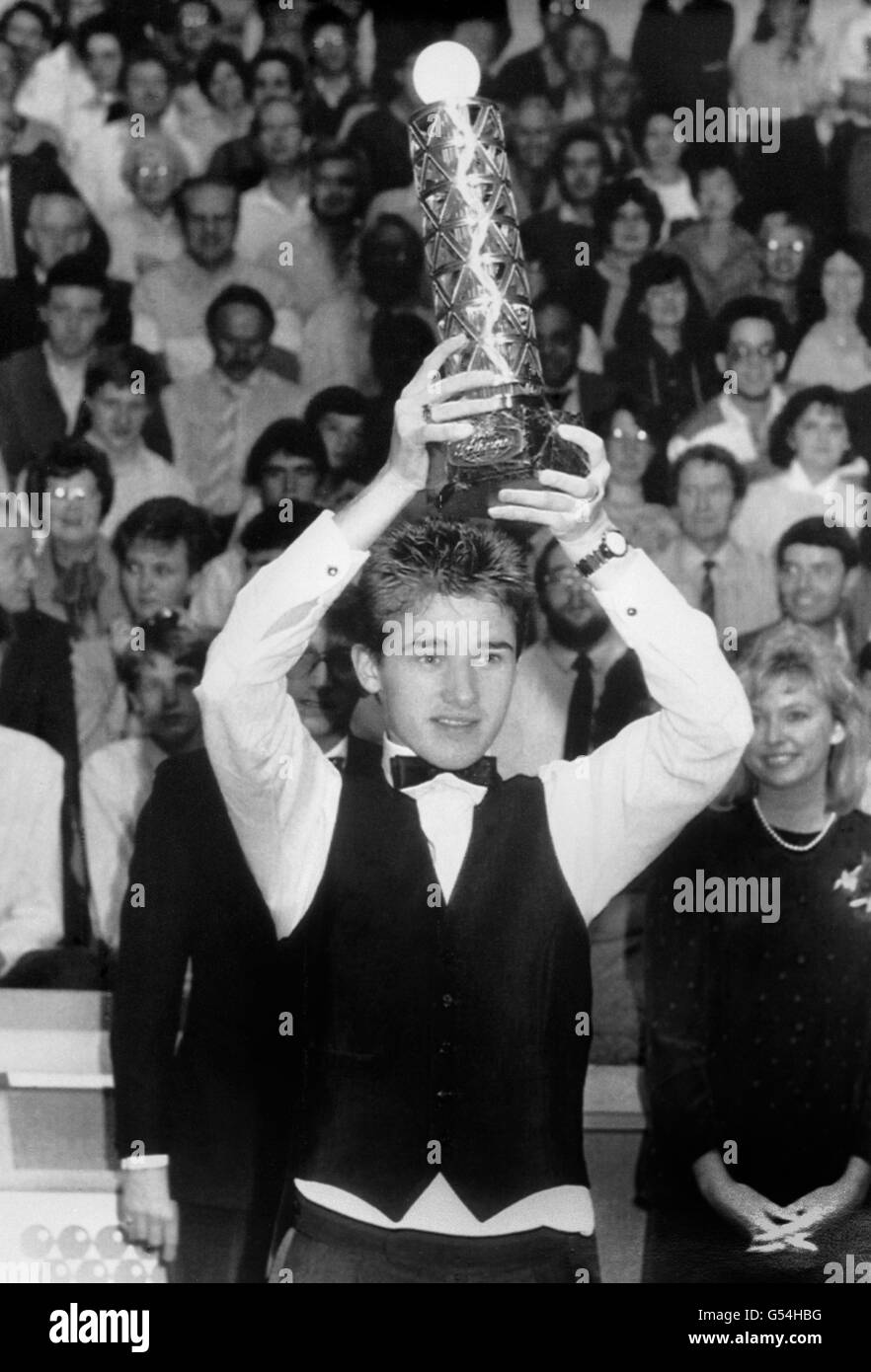 Stephen Hendry della Scozia alza il trofeo dopo aver vinto il Rothmans Grand Prix a Reading. È diventato il giocatore più giovane a vincere un titolo di snooker professionale in classifica mondiale quando ha battuto in finale l'ex campione del mondo Dennis Taylor. Foto Stock