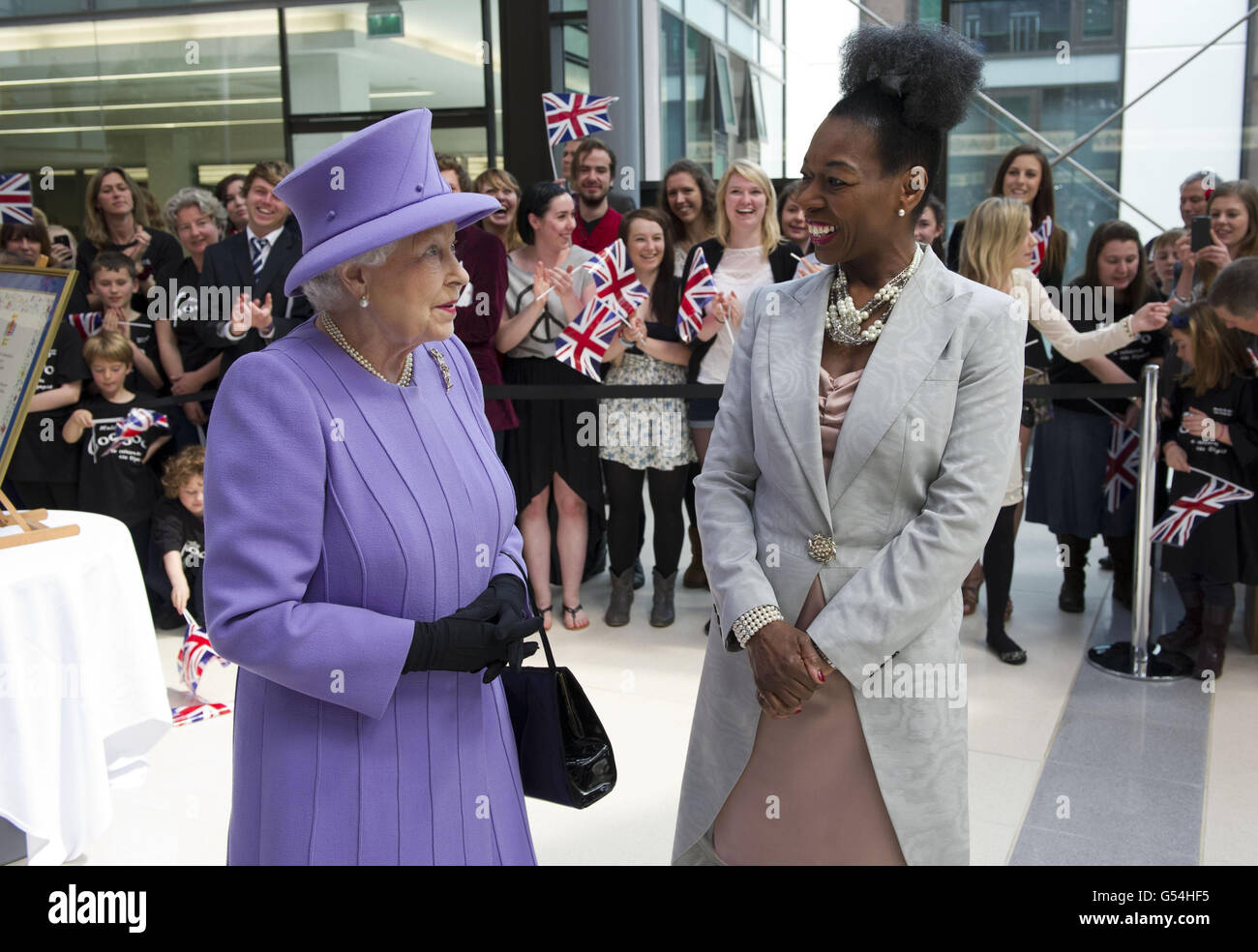 La Regina Elisabetta II con la Baronessa Floella Benjamin durante una visita all'Università di Exeter come parte del tour del Giubileo del Diamante del Regno Unito. Foto Stock