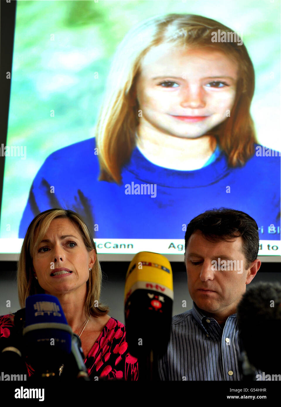 Gerry e Kate McCann la cui figlia Madeline scomparve da un appartamento in Portogallo cinque anni fa domani, parlano con i media in una conferenza stampa a Londra, dove sono seduti sotto una proiezione di quello che Madeline potrebbe essere oggi. Foto Stock