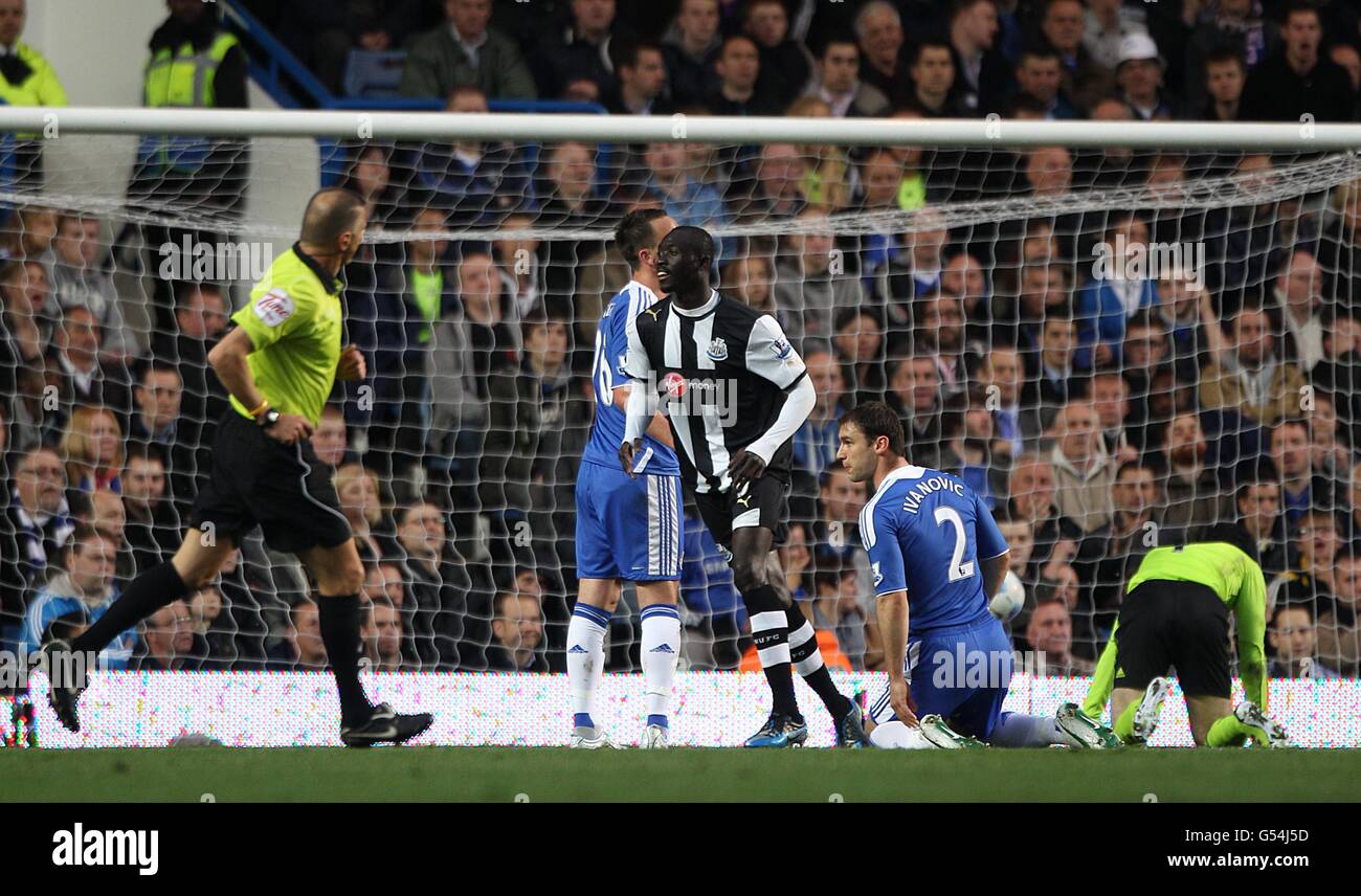 Calcio - Barclays Premier League - Chelsea / Newcastle United - Stamford Bridge. Il Papiss Cisse di Newcastle United celebra il primo obiettivo del gioco del suo lato Foto Stock