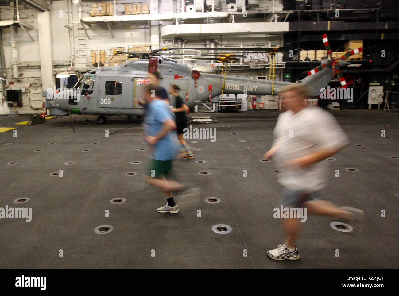 L'equipaggio delle navi durante un test di idoneità a bordo dell'HMS Ocean si dirige verso il Tamigi per Greenwich, a est di Londra, prima di un importante esercizio di sicurezza in preparazione ai Giochi Olimpici. Foto Stock