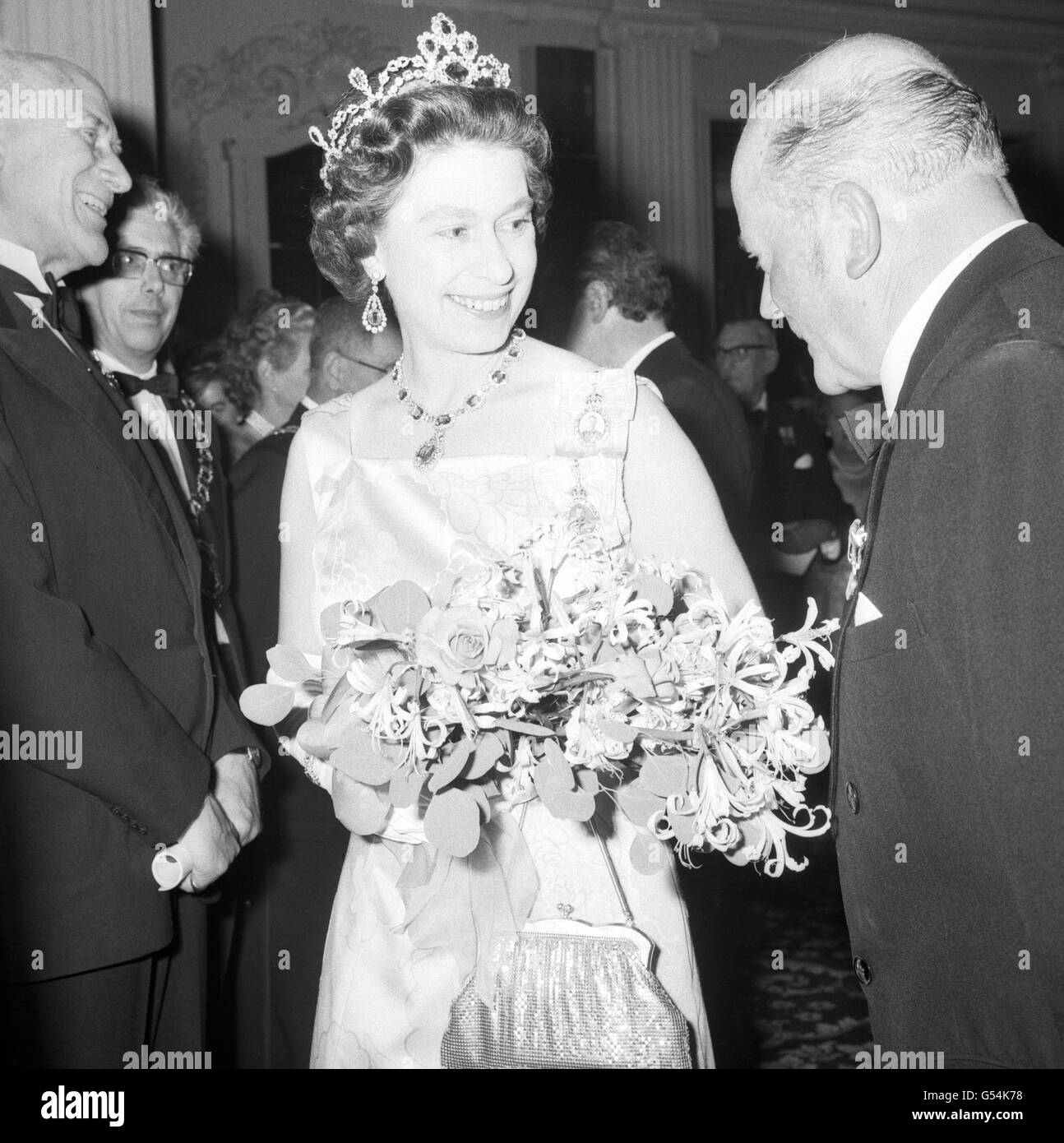 La Regina Elisabetta II ad una reception che precede una cena al Grosvenor House Hotel, Park Lane, Londra Foto Stock