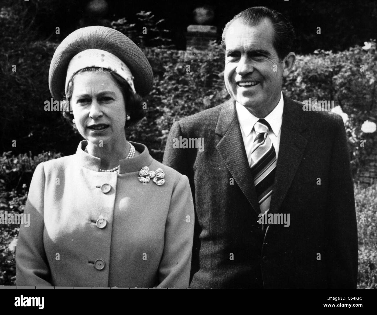 *scansione a bassa risoluzione da stampa, alta risoluzione disponibile su richiesta* la regina Elisabetta II con il presidente americano Richard Nixon a Chequers, la residenza ufficiale del primo ministro nel Buckinghamshire. Foto Stock